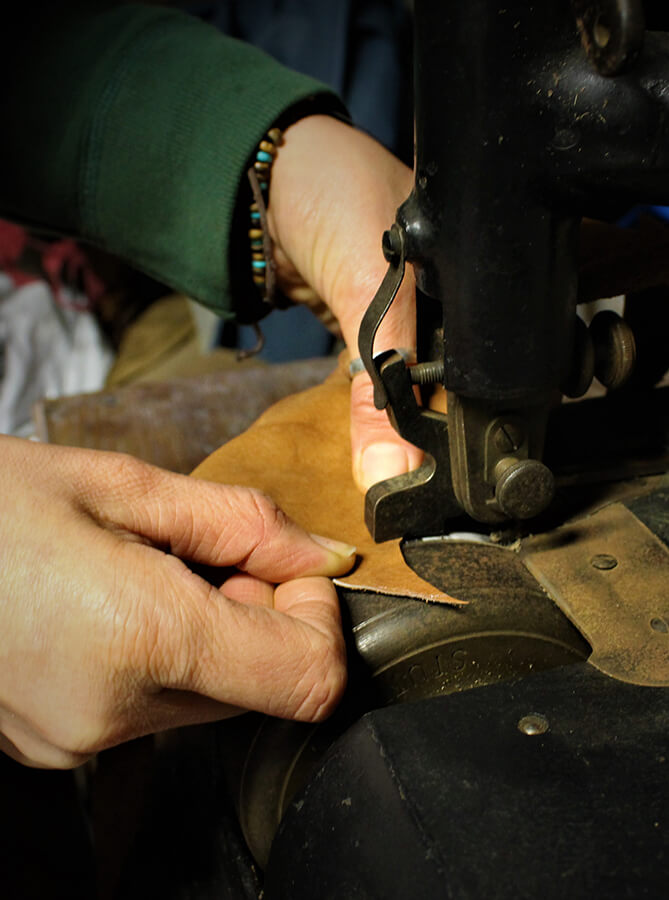 gros plan travail du cuir